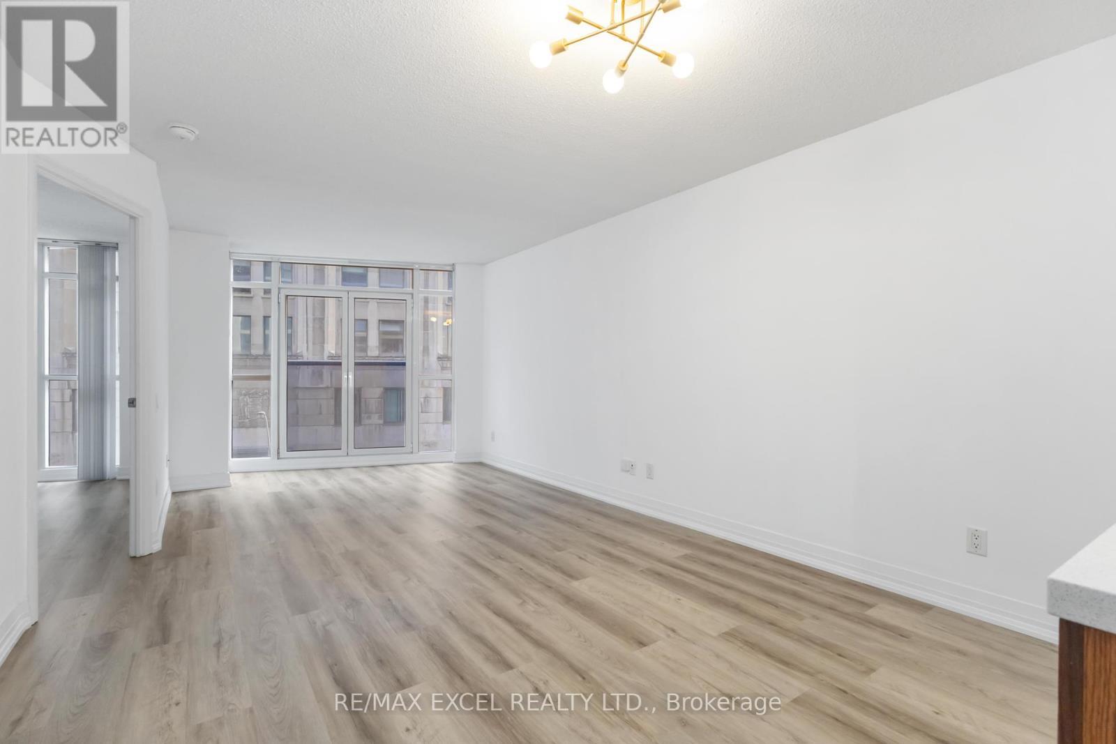 












404 - 21 CARLTON STREET

,
Toronto (Church-Yonge Corridor),




Ontario
M5B1L3

