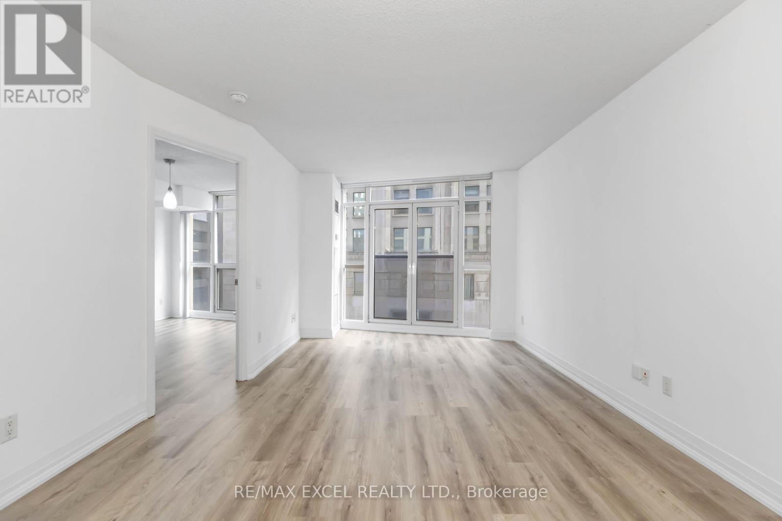 












404 - 21 CARLTON STREET

,
Toronto (Church-Yonge Corridor),




Ontario
M5B1L3

