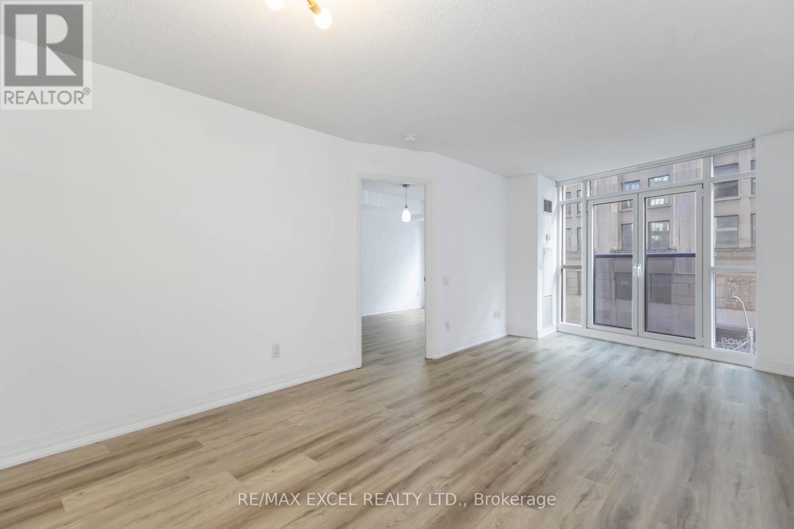 












404 - 21 CARLTON STREET

,
Toronto (Church-Yonge Corridor),




Ontario
M5B1L3

