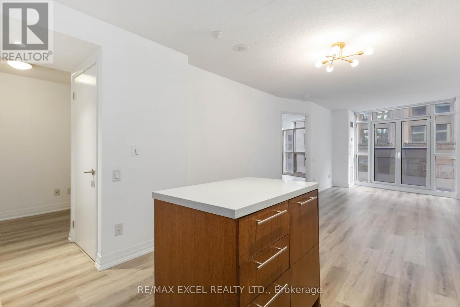 












404 - 21 CARLTON STREET

,
Toronto (Church-Yonge Corridor),




Ontario
M5B1L3

