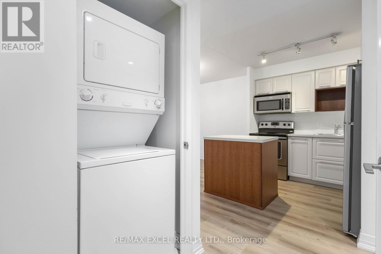 












404 - 21 CARLTON STREET

,
Toronto (Church-Yonge Corridor),




Ontario
M5B1L3


