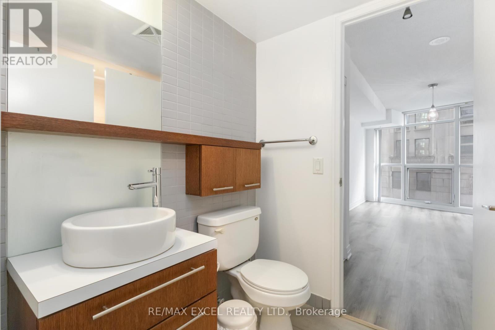 












404 - 21 CARLTON STREET

,
Toronto (Church-Yonge Corridor),




Ontario
M5B1L3

