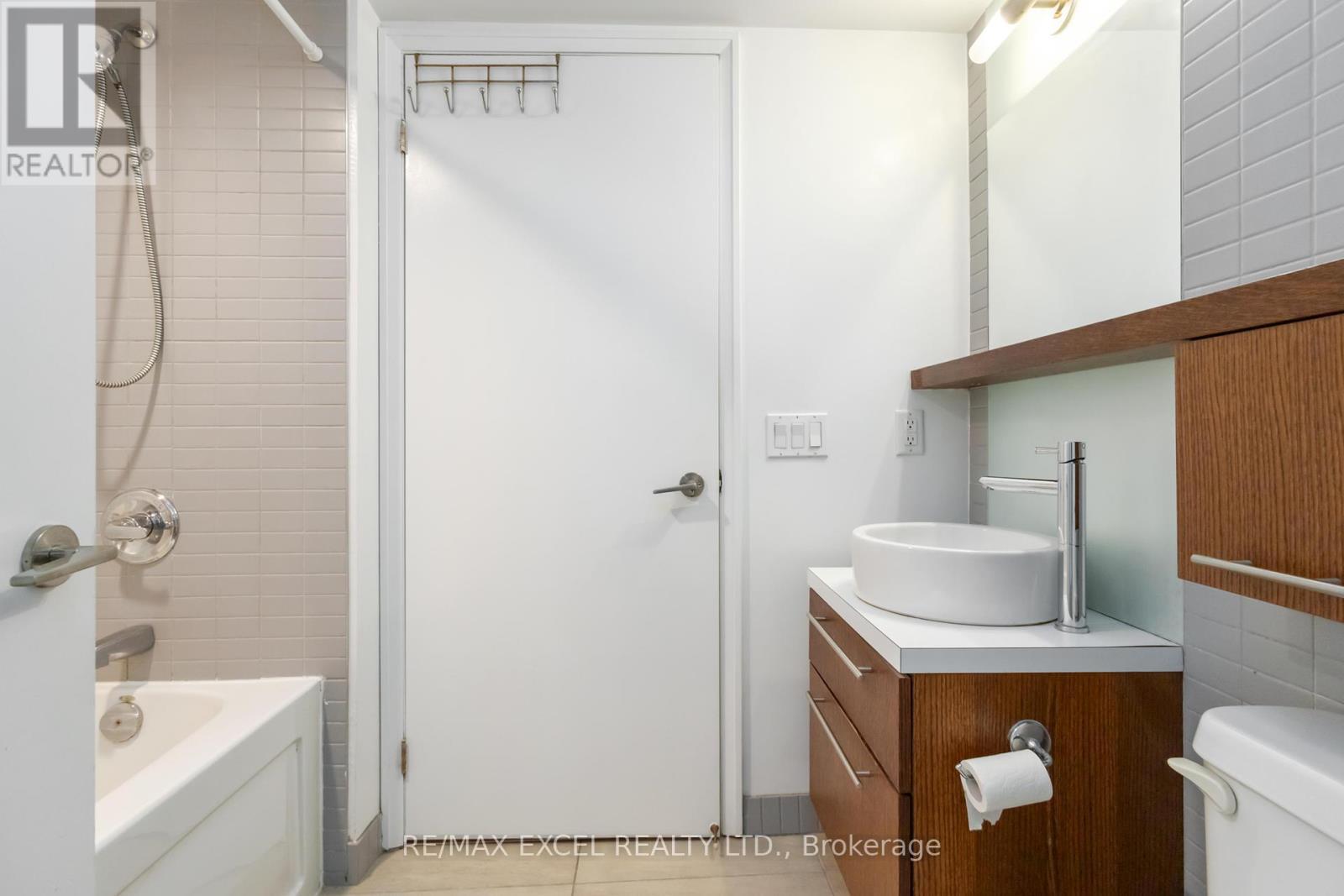 












404 - 21 CARLTON STREET

,
Toronto (Church-Yonge Corridor),




Ontario
M5B1L3

