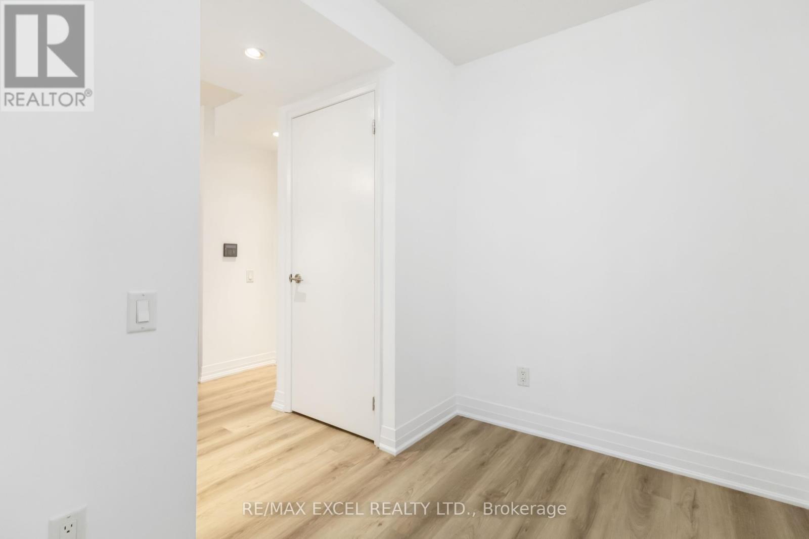 












404 - 21 CARLTON STREET

,
Toronto (Church-Yonge Corridor),




Ontario
M5B1L3

