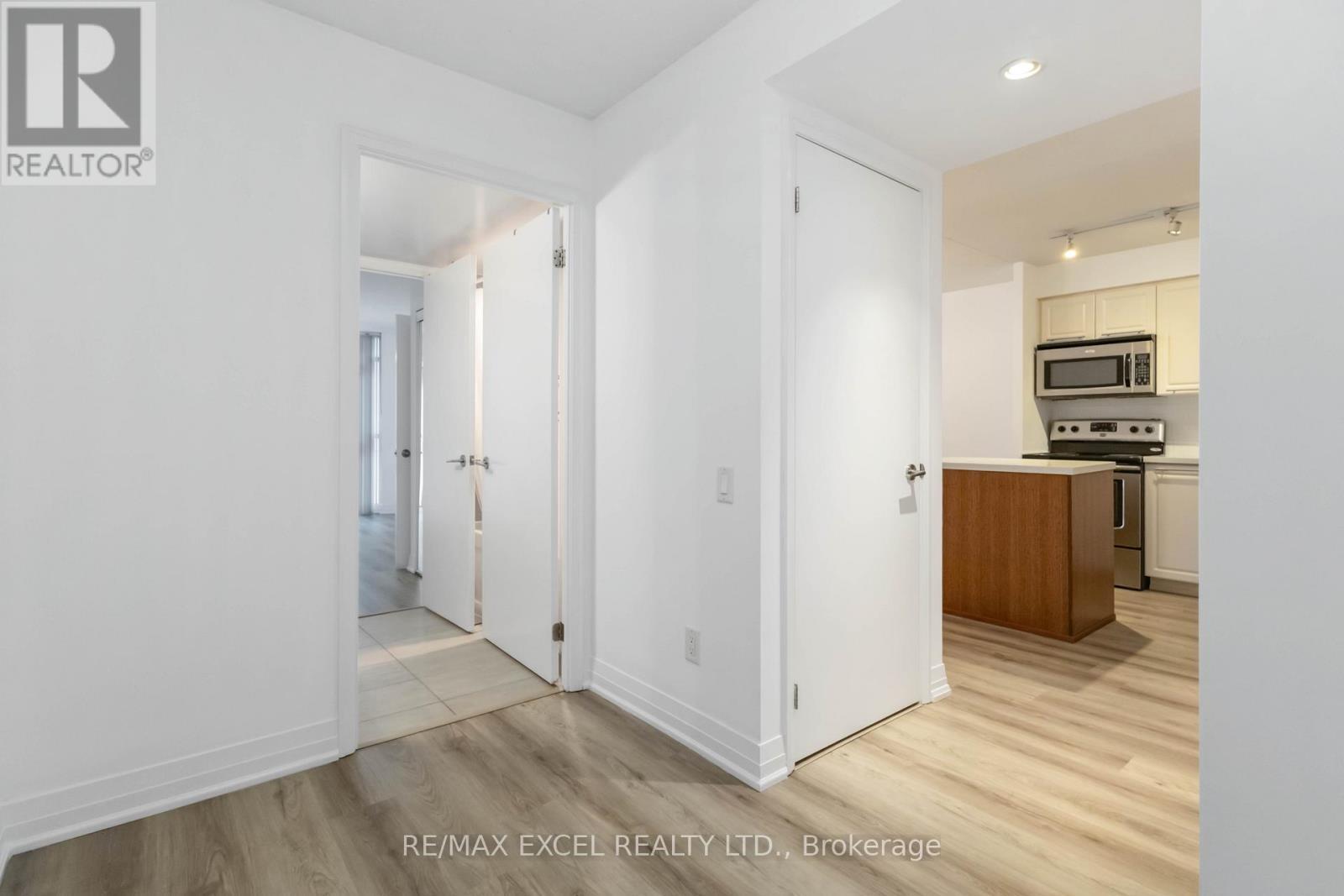 












404 - 21 CARLTON STREET

,
Toronto (Church-Yonge Corridor),




Ontario
M5B1L3


