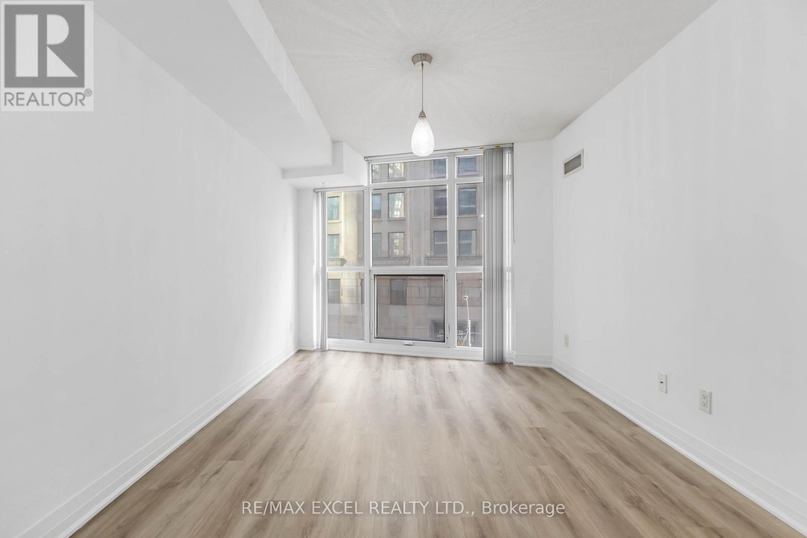 












404 - 21 CARLTON STREET

,
Toronto (Church-Yonge Corridor),




Ontario
M5B1L3

