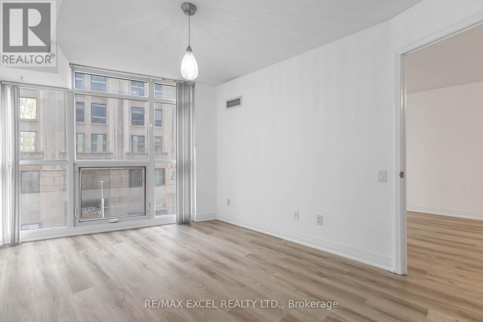 












404 - 21 CARLTON STREET

,
Toronto (Church-Yonge Corridor),




Ontario
M5B1L3

