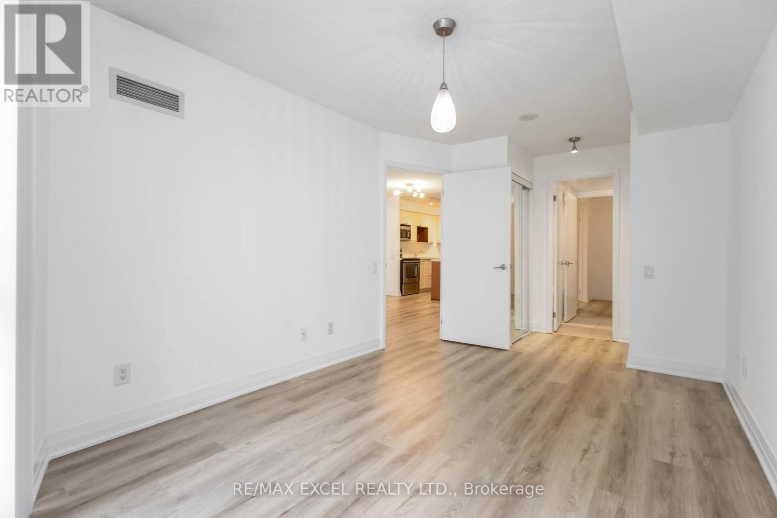












404 - 21 CARLTON STREET

,
Toronto (Church-Yonge Corridor),




Ontario
M5B1L3

