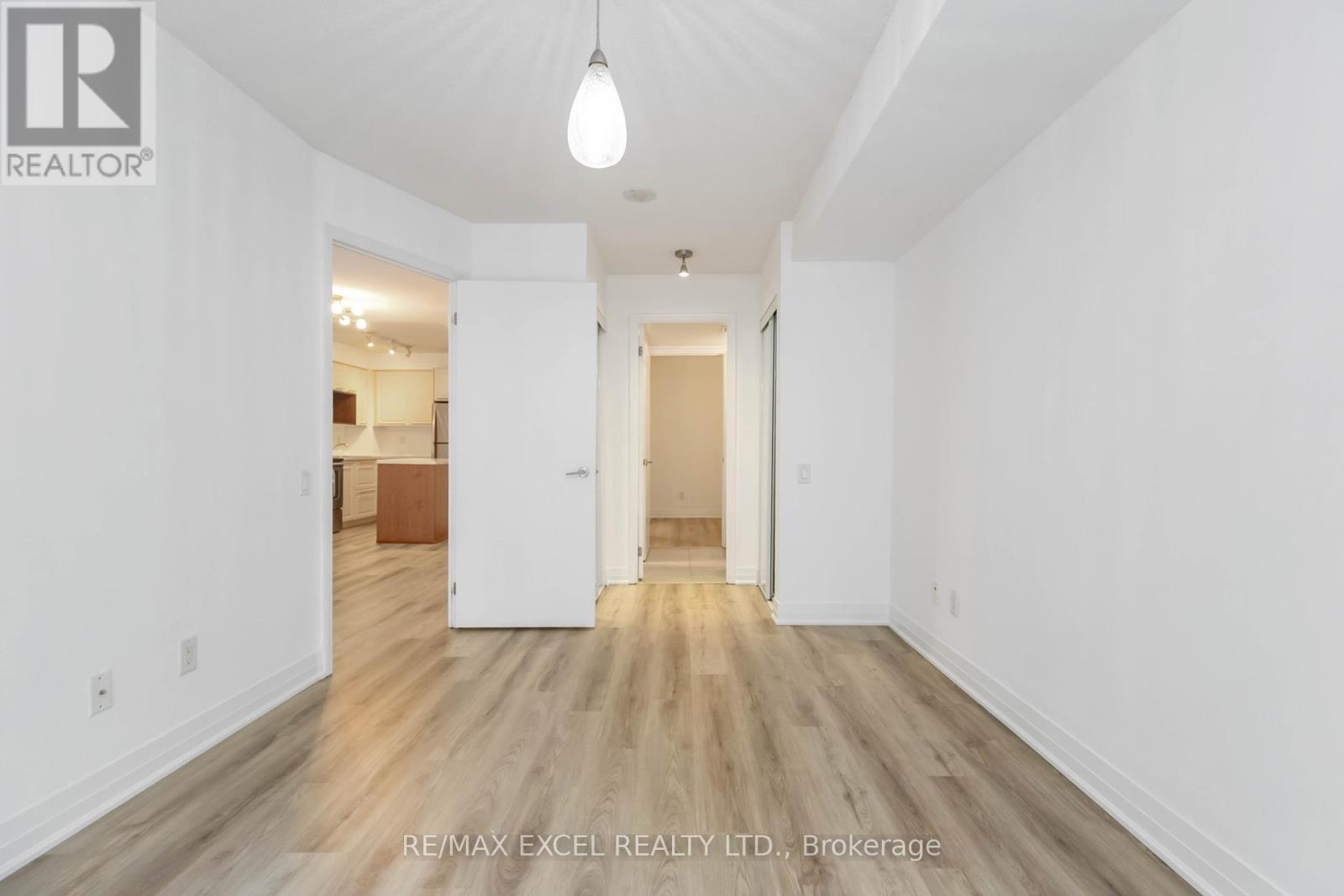 












404 - 21 CARLTON STREET

,
Toronto (Church-Yonge Corridor),




Ontario
M5B1L3

