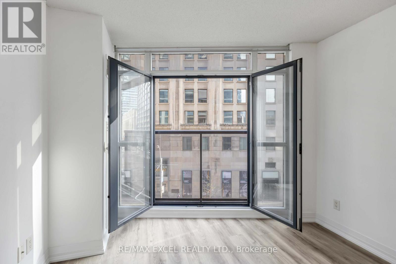 












404 - 21 CARLTON STREET

,
Toronto (Church-Yonge Corridor),




Ontario
M5B1L3

