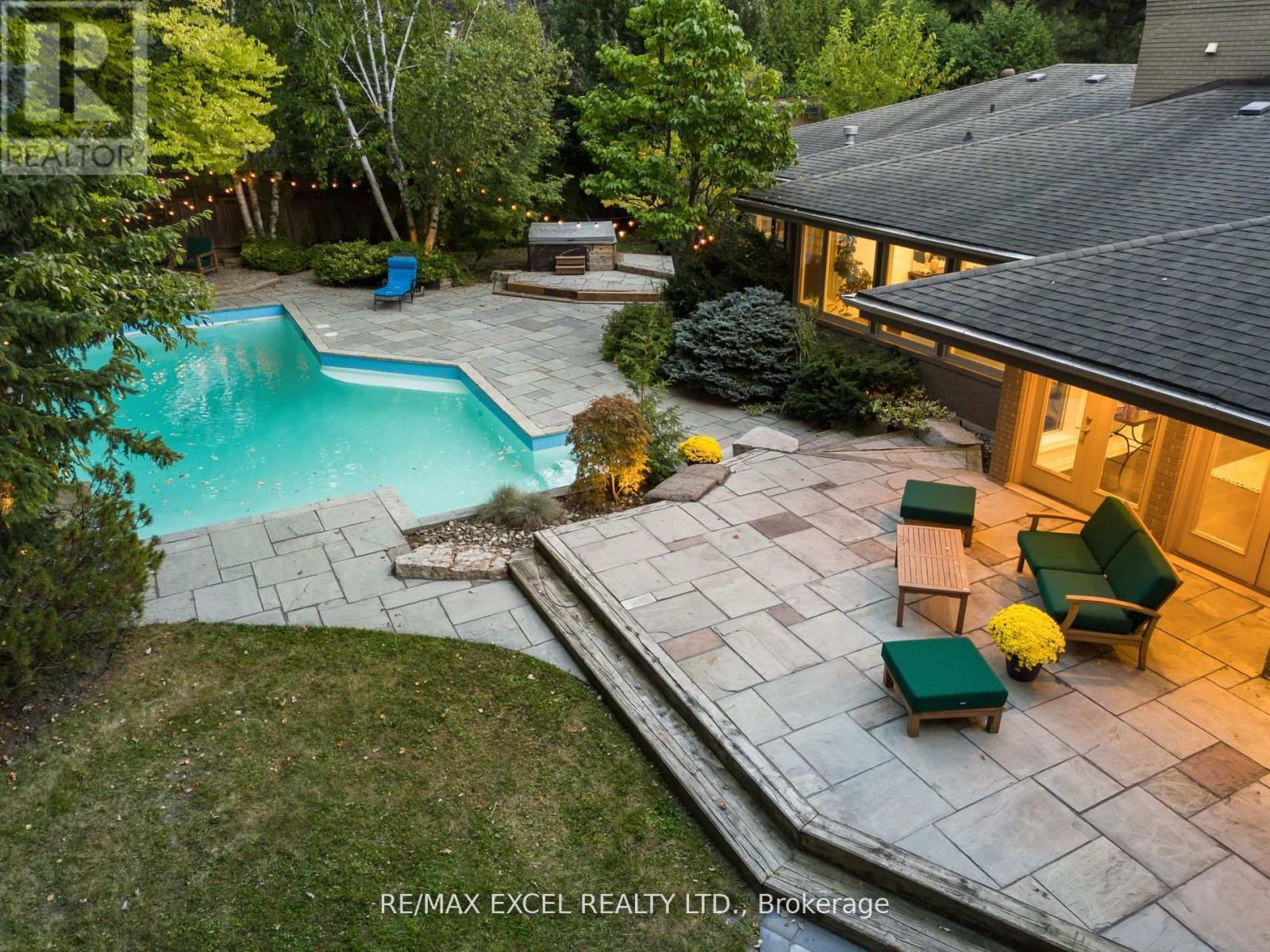 












62 WIMPOLE DRIVE

,
Toronto (St. Andrew-Windfields),




Ontario
M2L2L3

