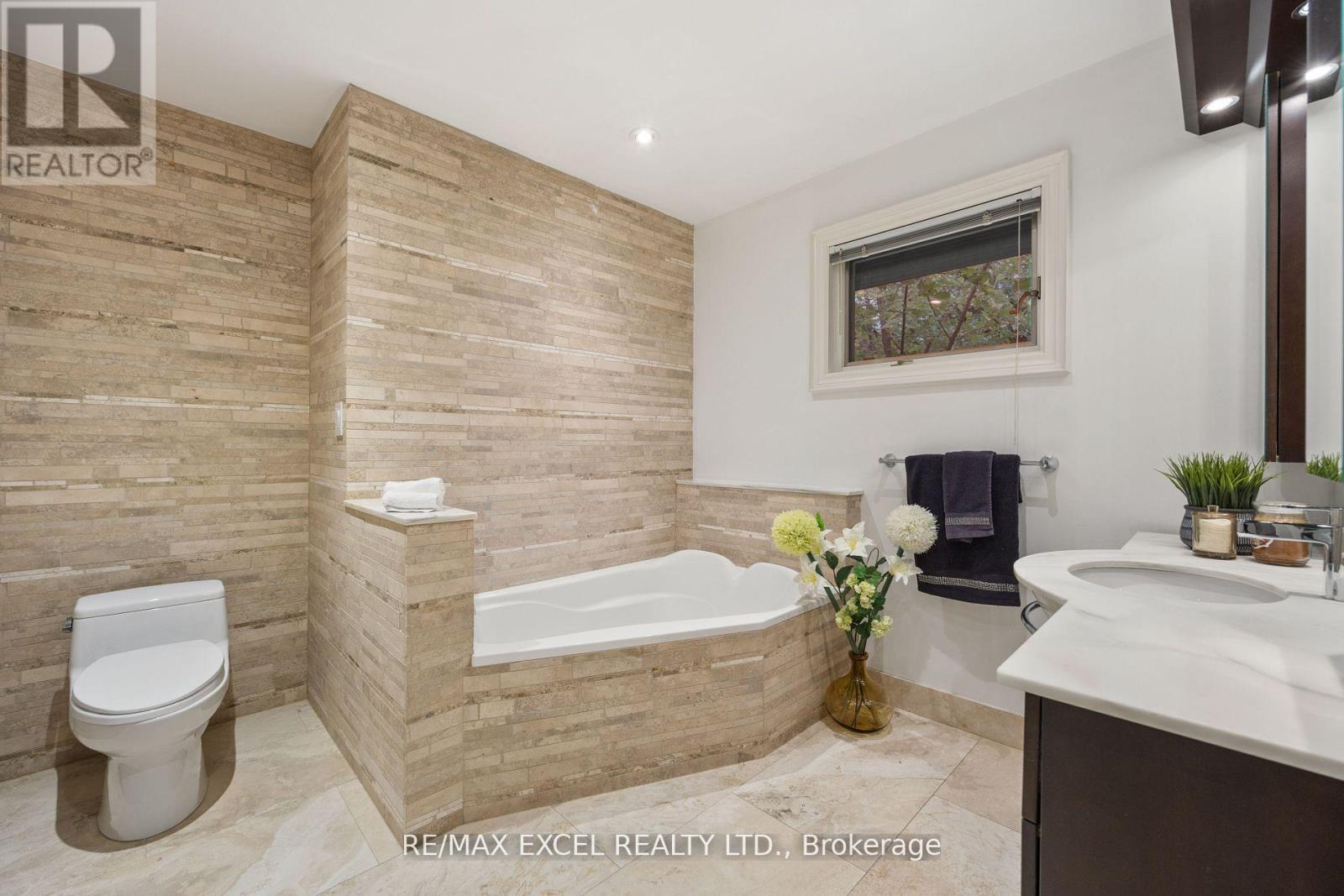












62 WIMPOLE DRIVE

,
Toronto (St. Andrew-Windfields),




Ontario
M2L2L3

