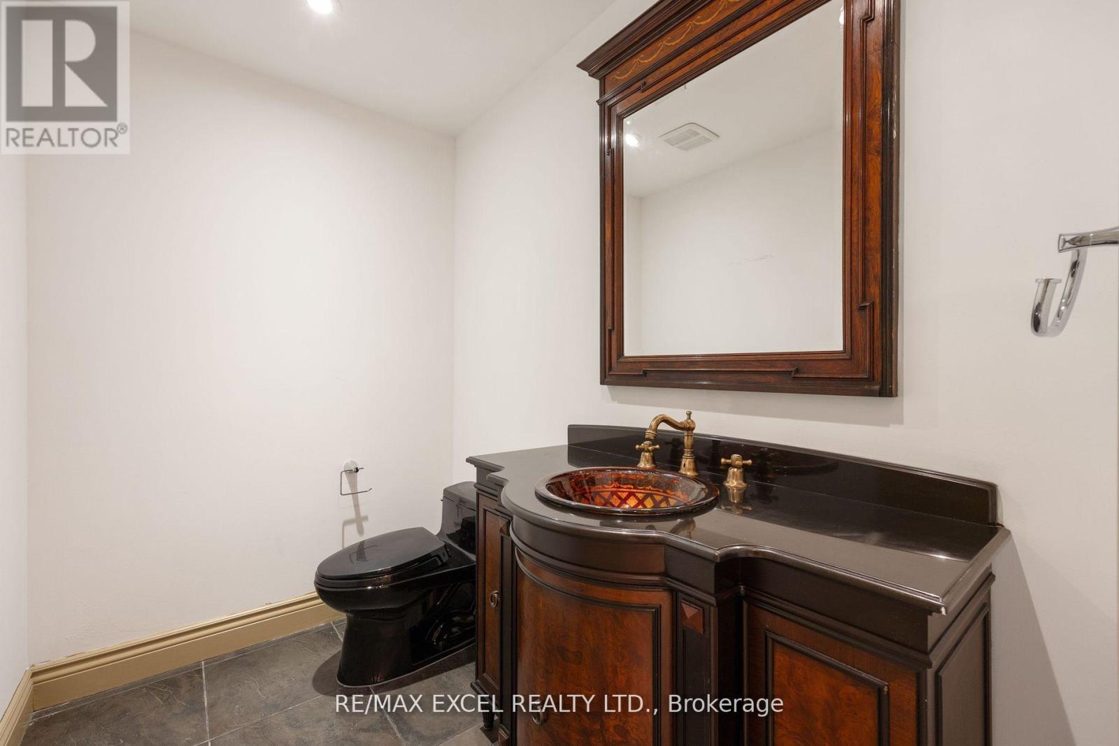 












62 WIMPOLE DRIVE

,
Toronto (St. Andrew-Windfields),




Ontario
M2L2L3

