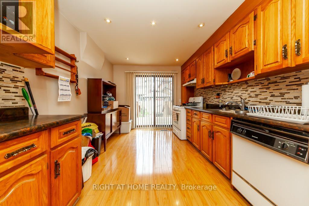 












46 COOLMINE ROAD

,
Toronto (Little Portugal),




Ontario
M6J3E9

