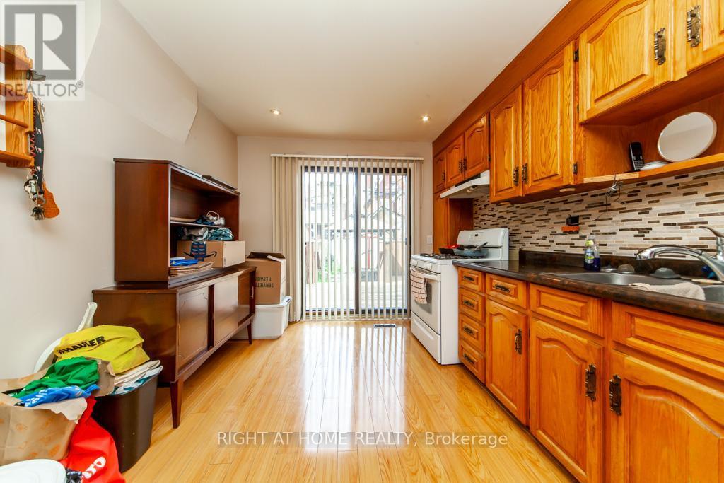 












46 COOLMINE ROAD

,
Toronto (Little Portugal),




Ontario
M6J3E9

