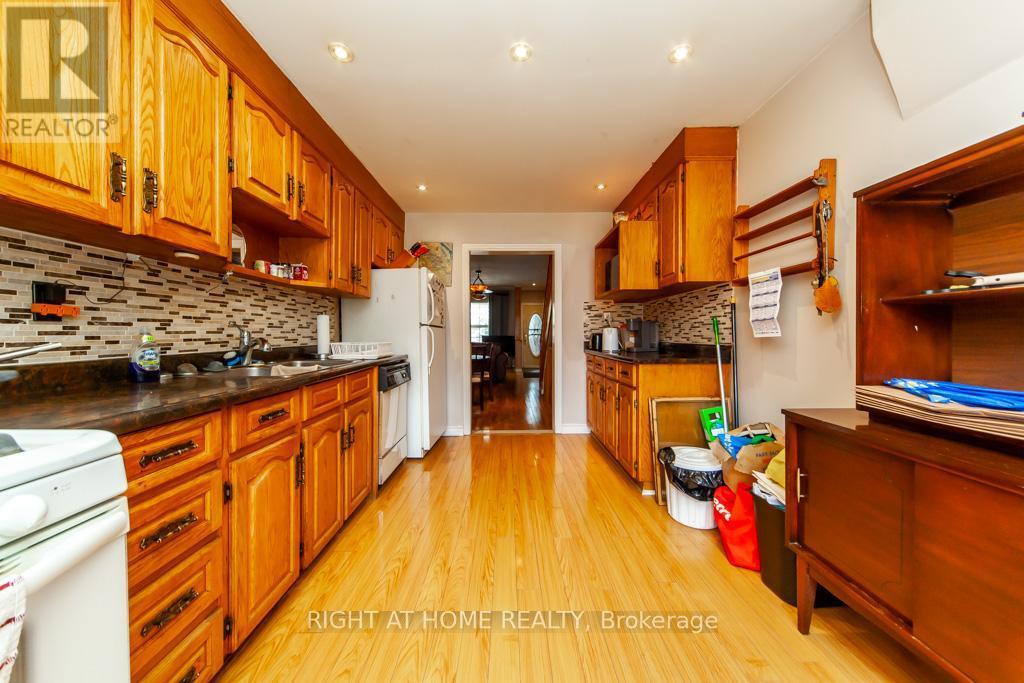 












46 COOLMINE ROAD

,
Toronto (Little Portugal),




Ontario
M6J3E9

