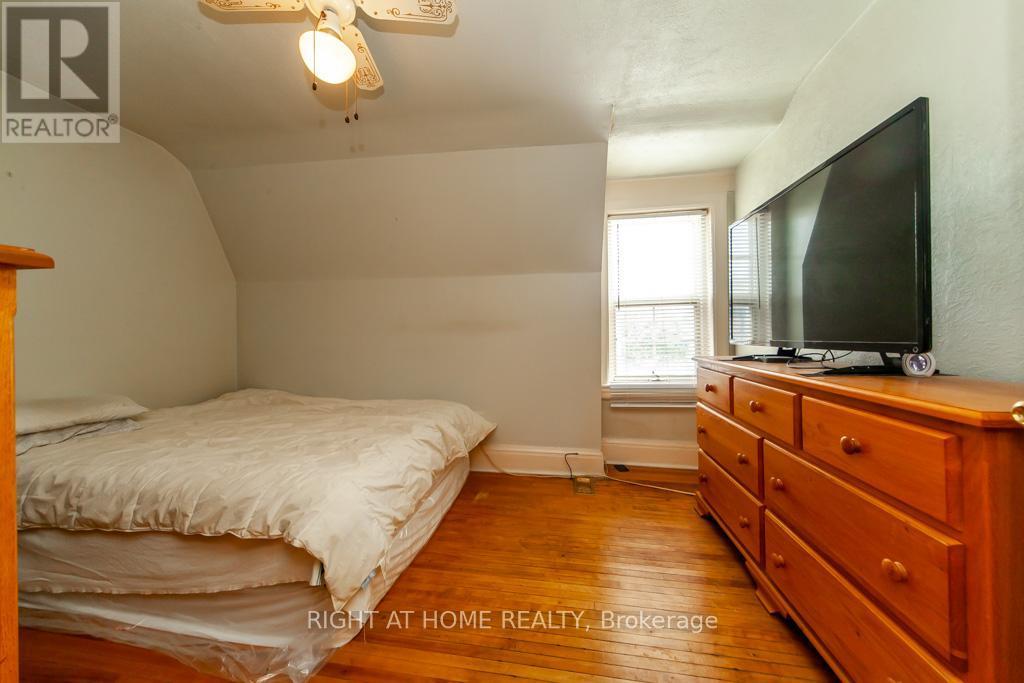 












46 COOLMINE ROAD

,
Toronto (Little Portugal),




Ontario
M6J3E9

