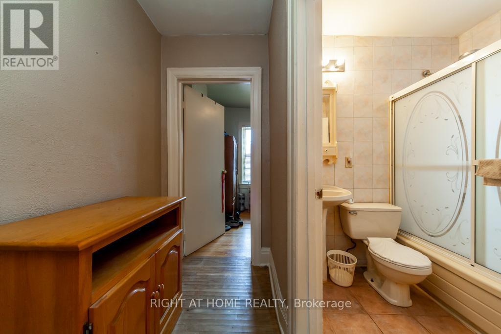 












46 COOLMINE ROAD

,
Toronto (Little Portugal),




Ontario
M6J3E9

