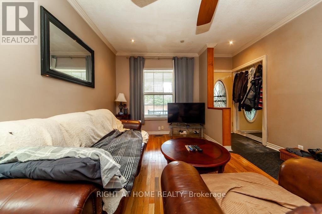 












46 COOLMINE ROAD

,
Toronto (Little Portugal),




Ontario
M6J3E9


