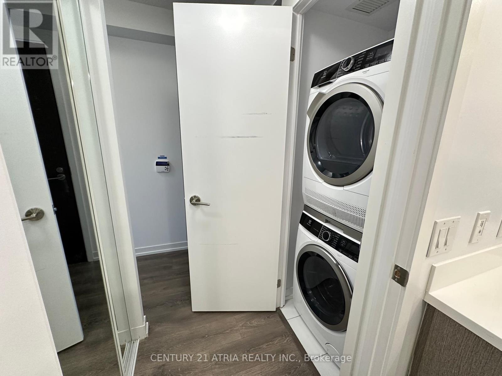 












1801 - 219 DUNDAS STREET E

,
Toronto (Church-Yonge Corridor),




Ontario
M5A0V1

