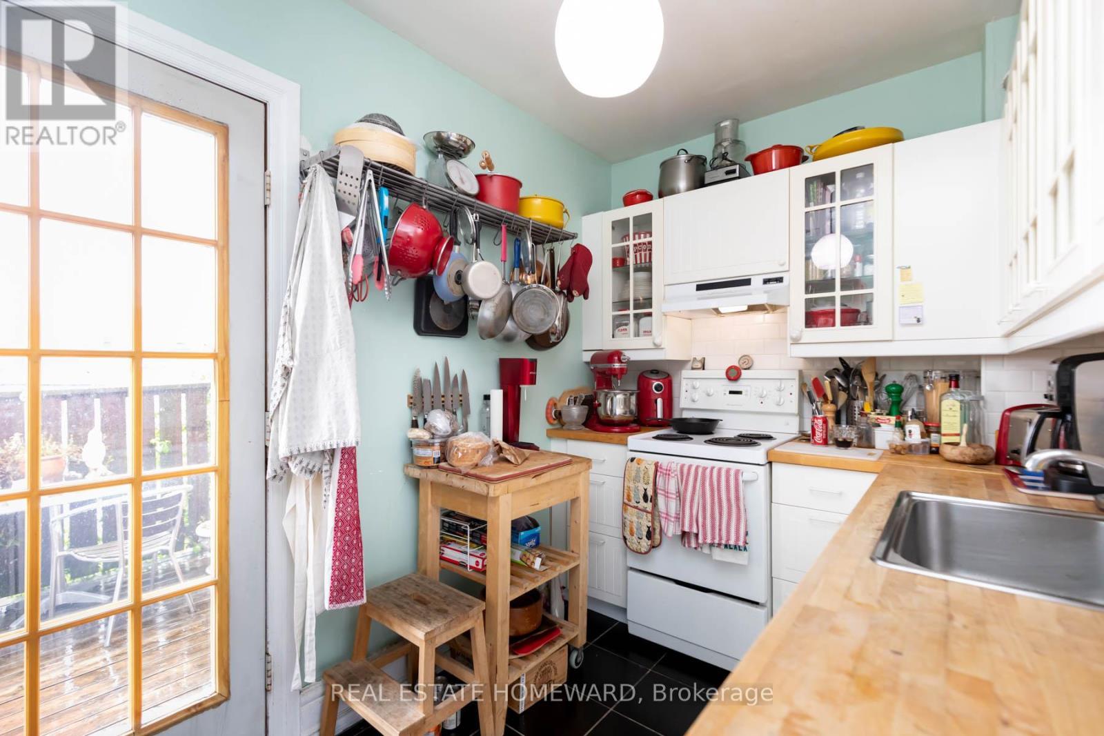 












110 BEATRICE STREET

,
Toronto (Trinity-Bellwoods),




Ontario
M6J2T3

