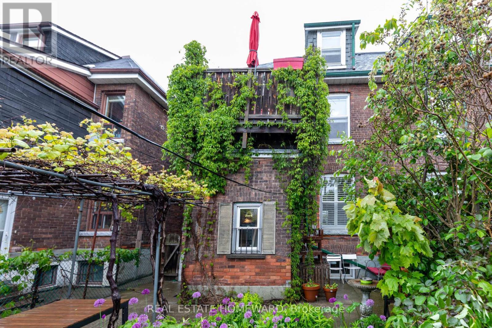 












110 BEATRICE STREET

,
Toronto (Trinity-Bellwoods),




Ontario
M6J2T3

