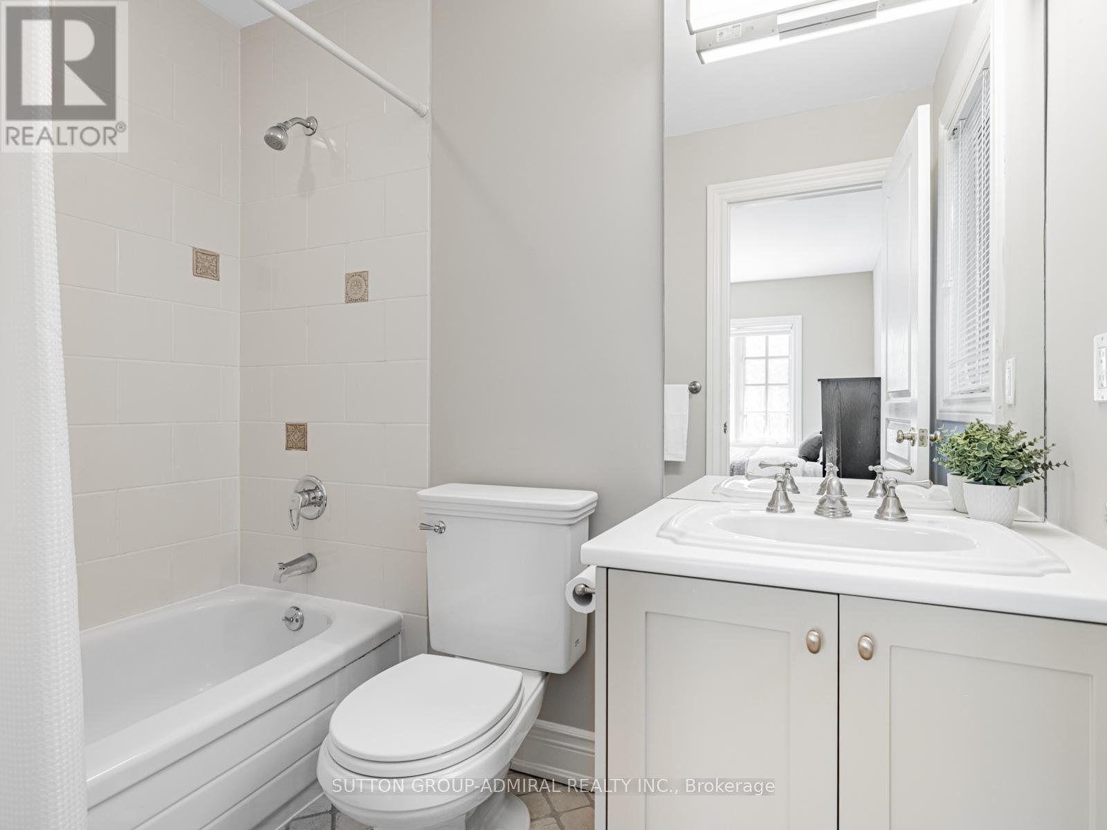 












538 BEDFORD PARK AVENUE

,
Toronto (Bedford Park-Nortown),




Ontario
M5M1K3

