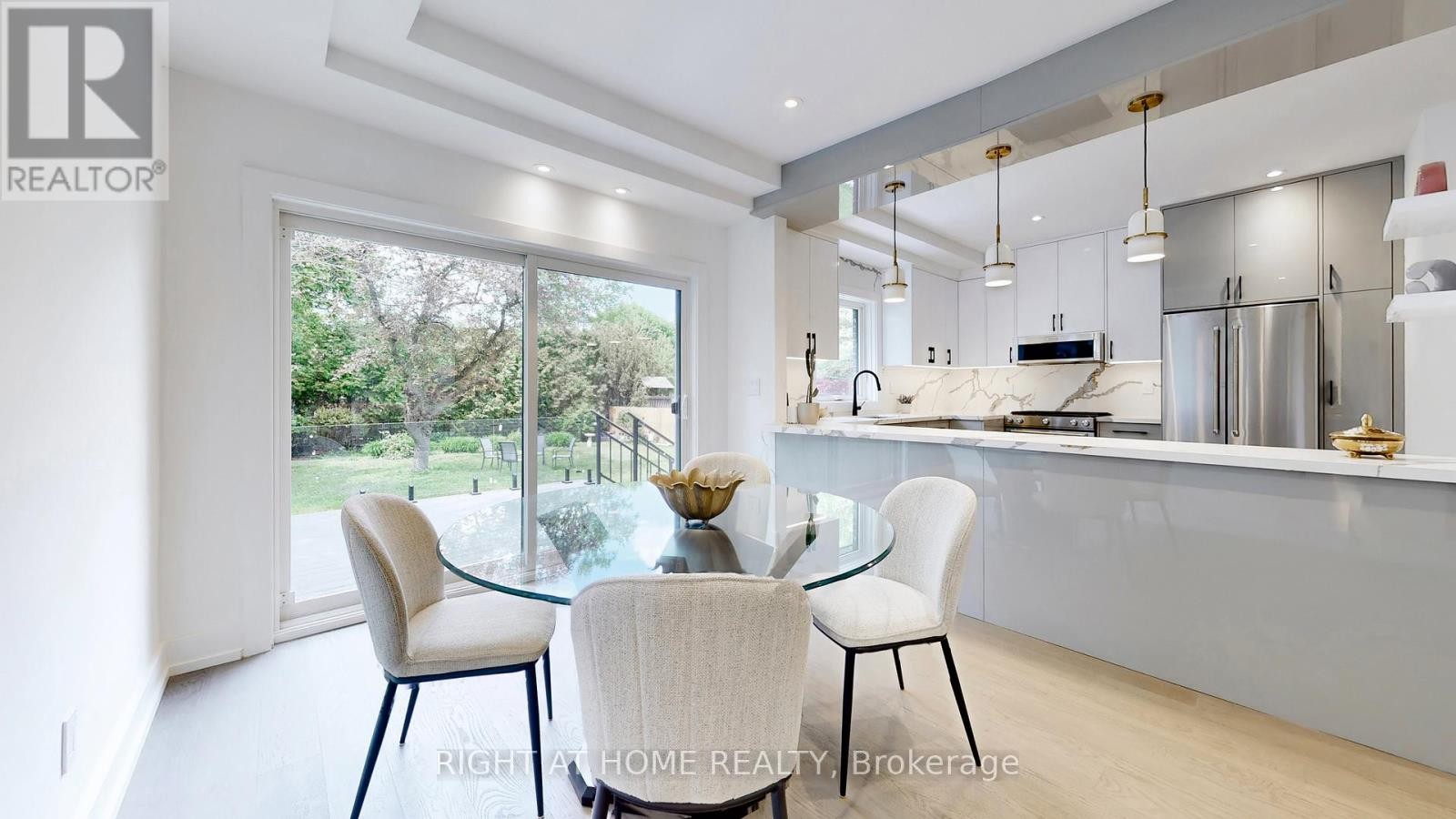 












136 SANTA BARBARA ROAD

,
Toronto (Willowdale West),




Ontario
M2N2C5

