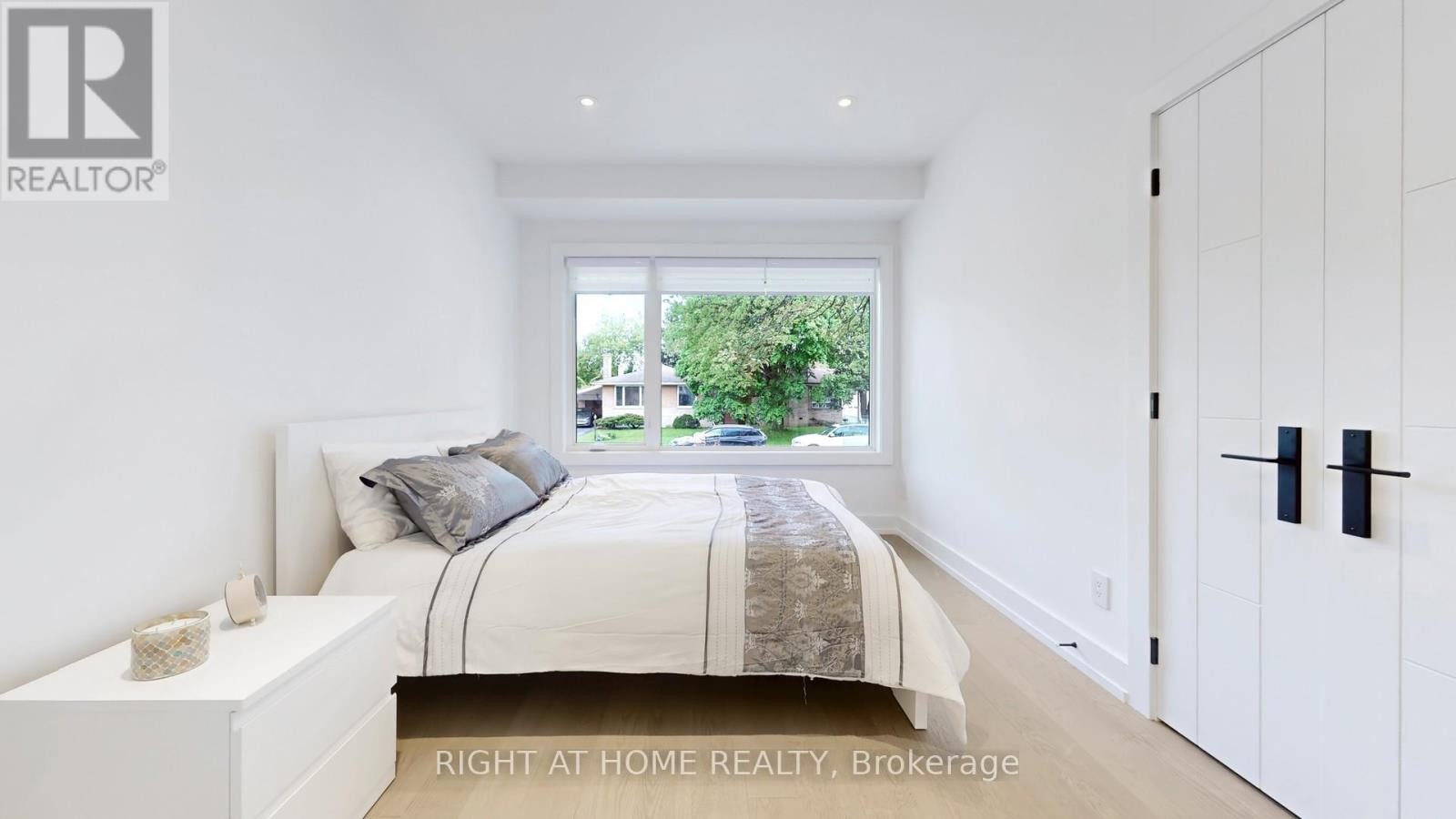 












136 SANTA BARBARA ROAD

,
Toronto (Willowdale West),




Ontario
M2N2C5

