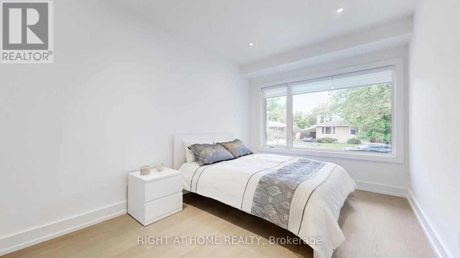 












136 SANTA BARBARA ROAD

,
Toronto (Willowdale West),




Ontario
M2N2C5

