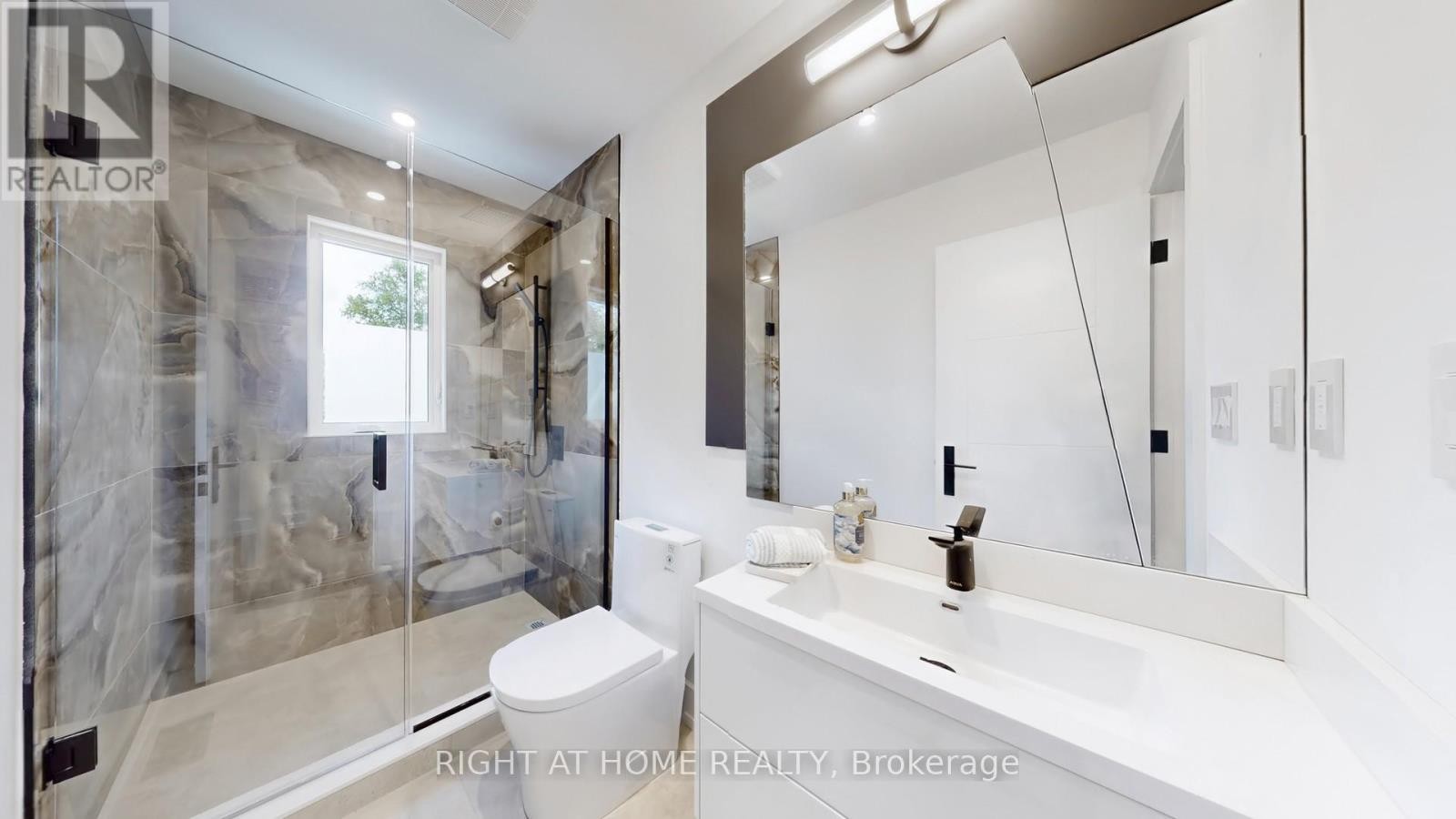 












136 SANTA BARBARA ROAD

,
Toronto (Willowdale West),




Ontario
M2N2C5

