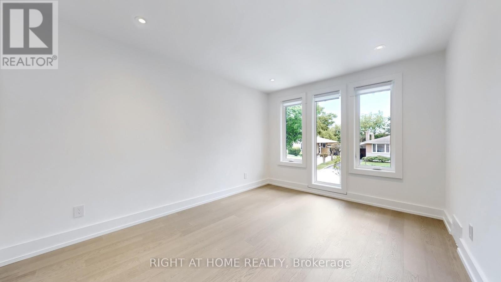 












136 SANTA BARBARA ROAD

,
Toronto (Willowdale West),




Ontario
M2N2C5

