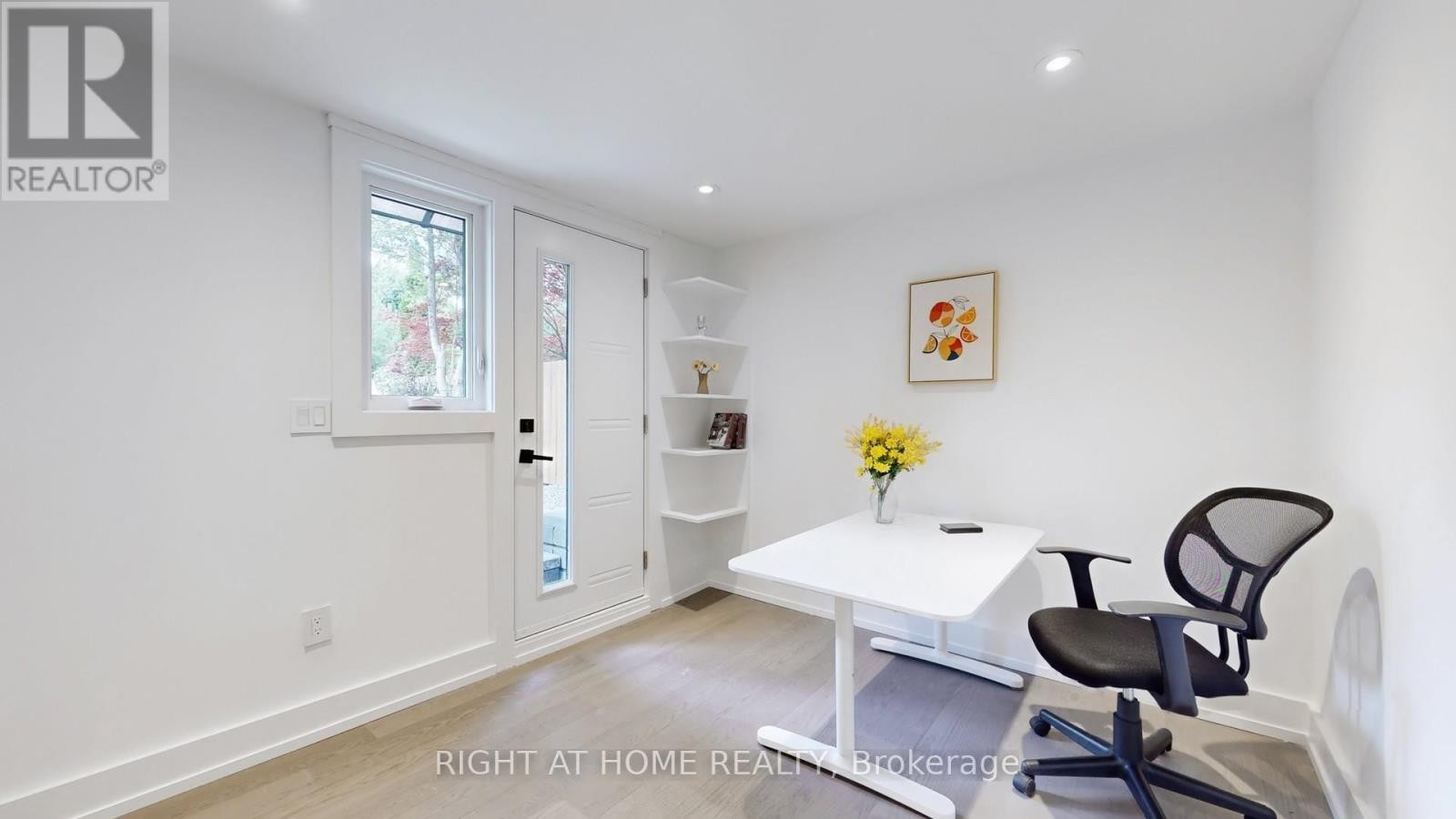 












136 SANTA BARBARA ROAD

,
Toronto (Willowdale West),




Ontario
M2N2C5

