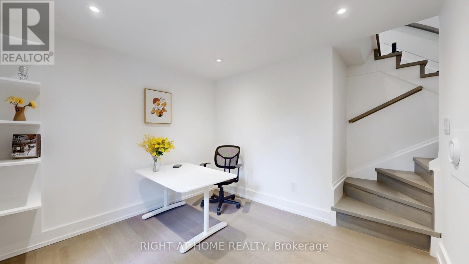 












136 SANTA BARBARA ROAD

,
Toronto (Willowdale West),




Ontario
M2N2C5

