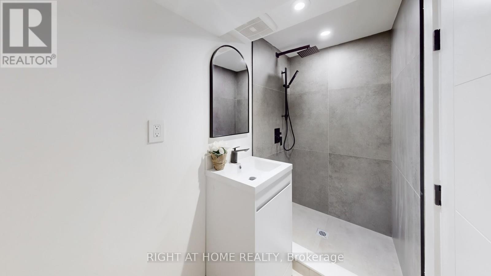 












136 SANTA BARBARA ROAD

,
Toronto (Willowdale West),




Ontario
M2N2C5

