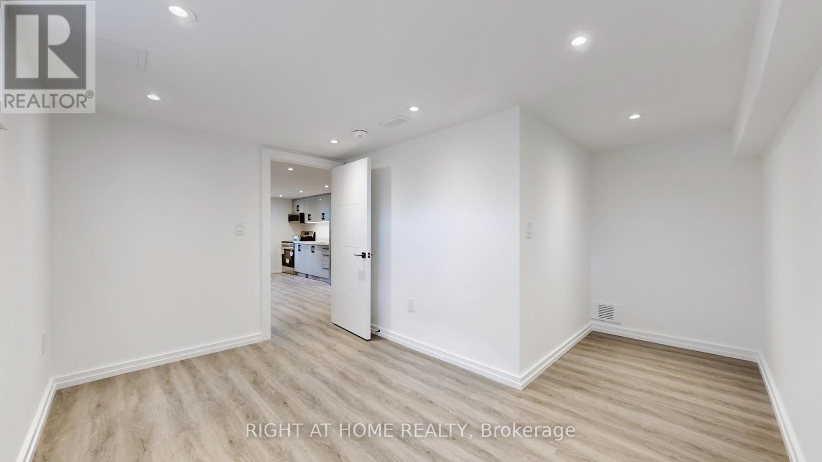 












136 SANTA BARBARA ROAD

,
Toronto (Willowdale West),




Ontario
M2N2C5

