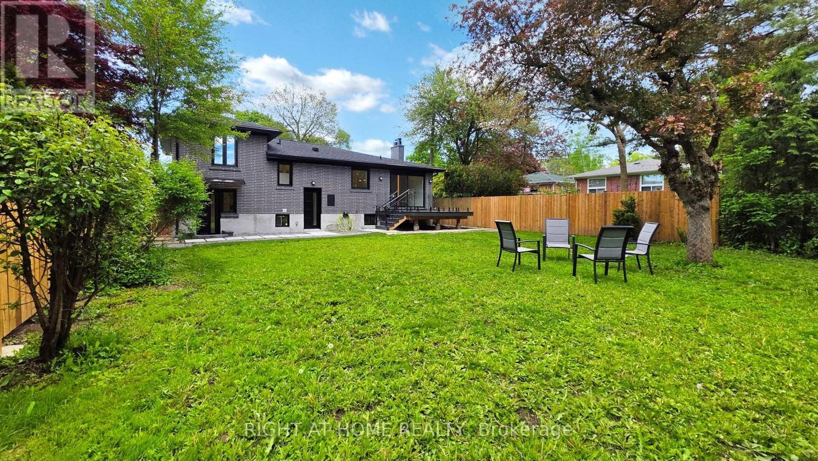 












136 SANTA BARBARA ROAD

,
Toronto (Willowdale West),




Ontario
M2N2C5

