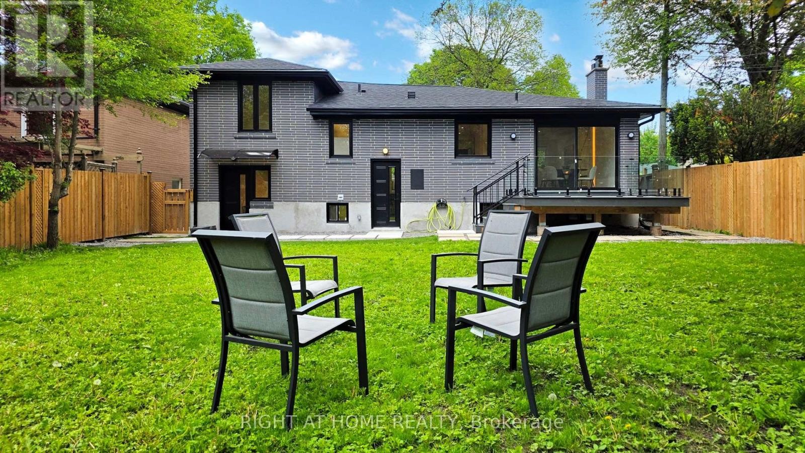 












136 SANTA BARBARA ROAD

,
Toronto (Willowdale West),




Ontario
M2N2C5

