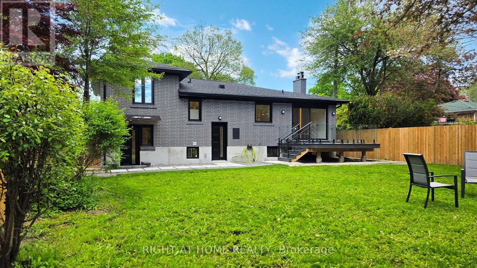 












136 SANTA BARBARA ROAD

,
Toronto (Willowdale West),




Ontario
M2N2C5

