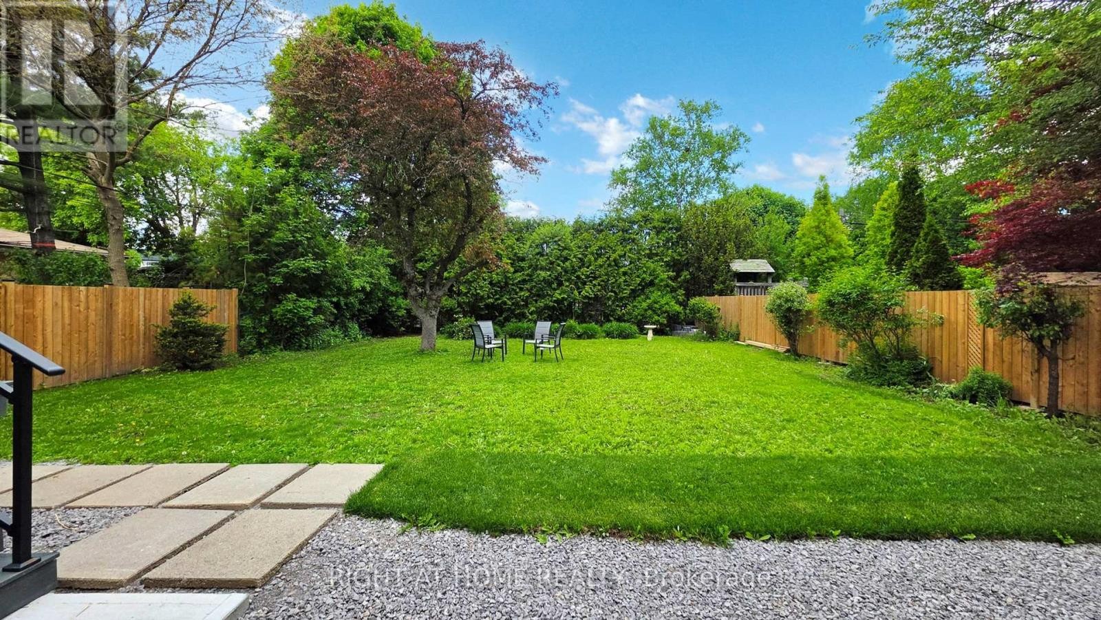 












136 SANTA BARBARA ROAD

,
Toronto (Willowdale West),




Ontario
M2N2C5

