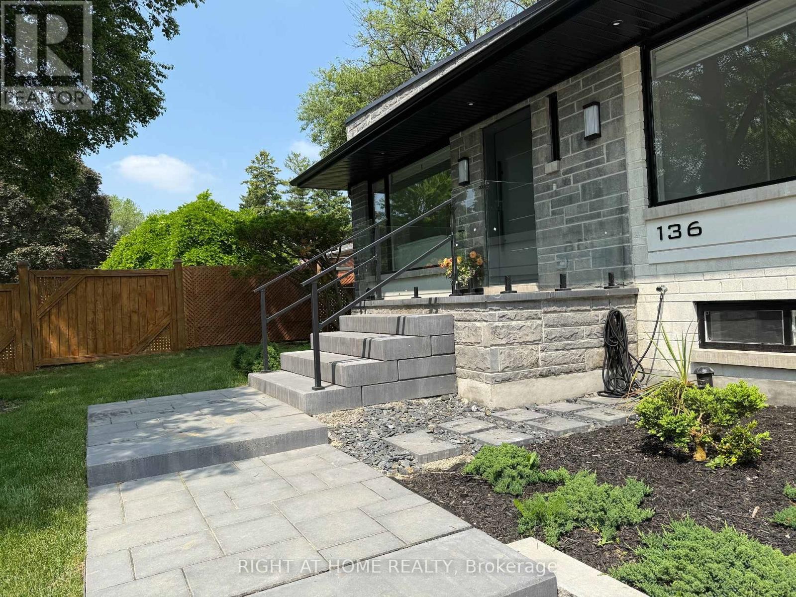 












136 SANTA BARBARA ROAD

,
Toronto (Willowdale West),




Ontario
M2N2C5

