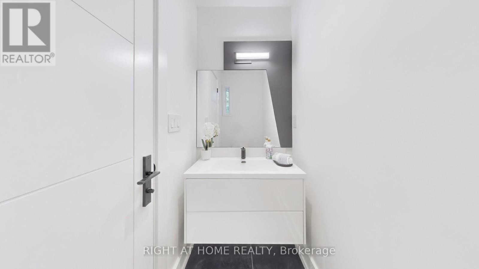 












136 SANTA BARBARA ROAD

,
Toronto (Willowdale West),




Ontario
M2N2C5

