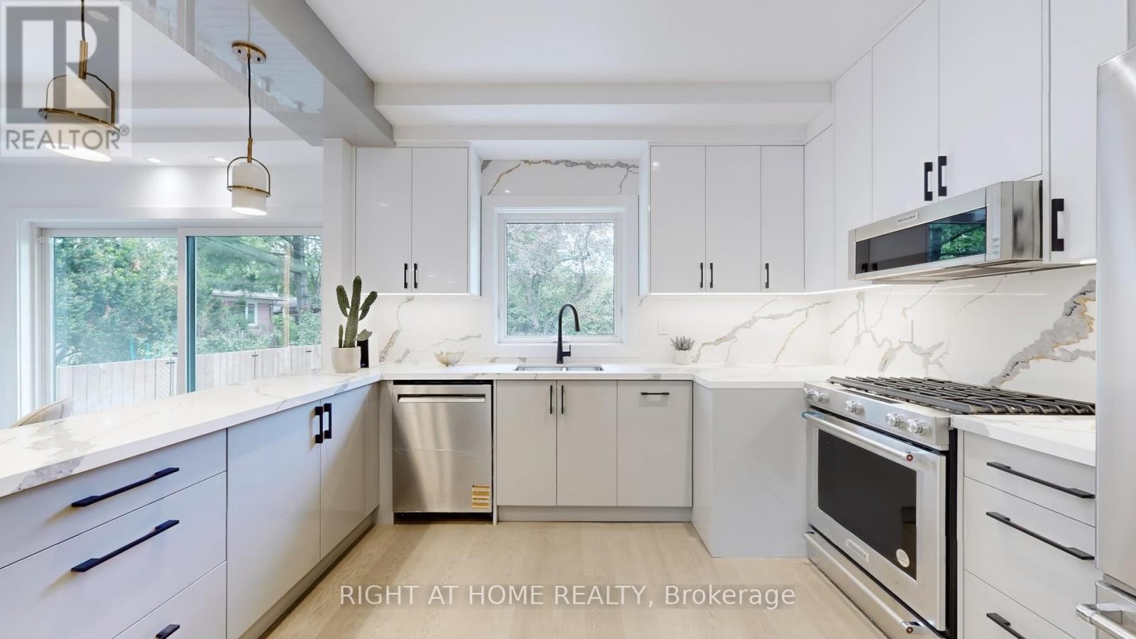 












136 SANTA BARBARA ROAD

,
Toronto (Willowdale West),




Ontario
M2N2C5

