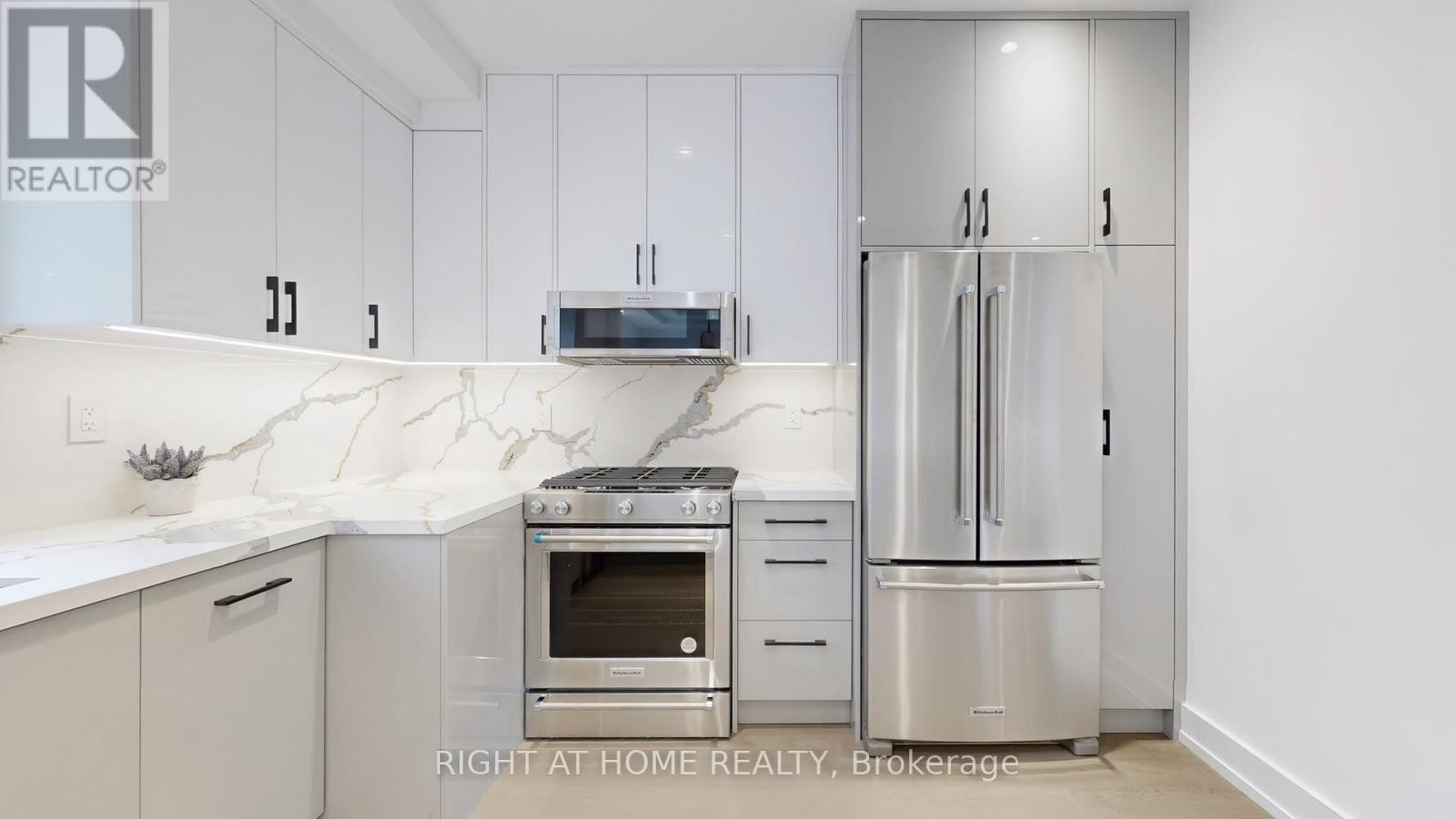 












136 SANTA BARBARA ROAD

,
Toronto (Willowdale West),




Ontario
M2N2C5

