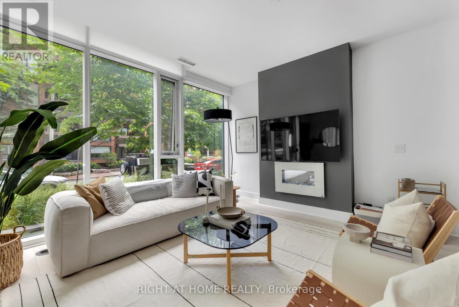 












TH 101 - 32 DAVENPORT ROAD

,
Toronto (Annex),




Ontario
M5R1H3

