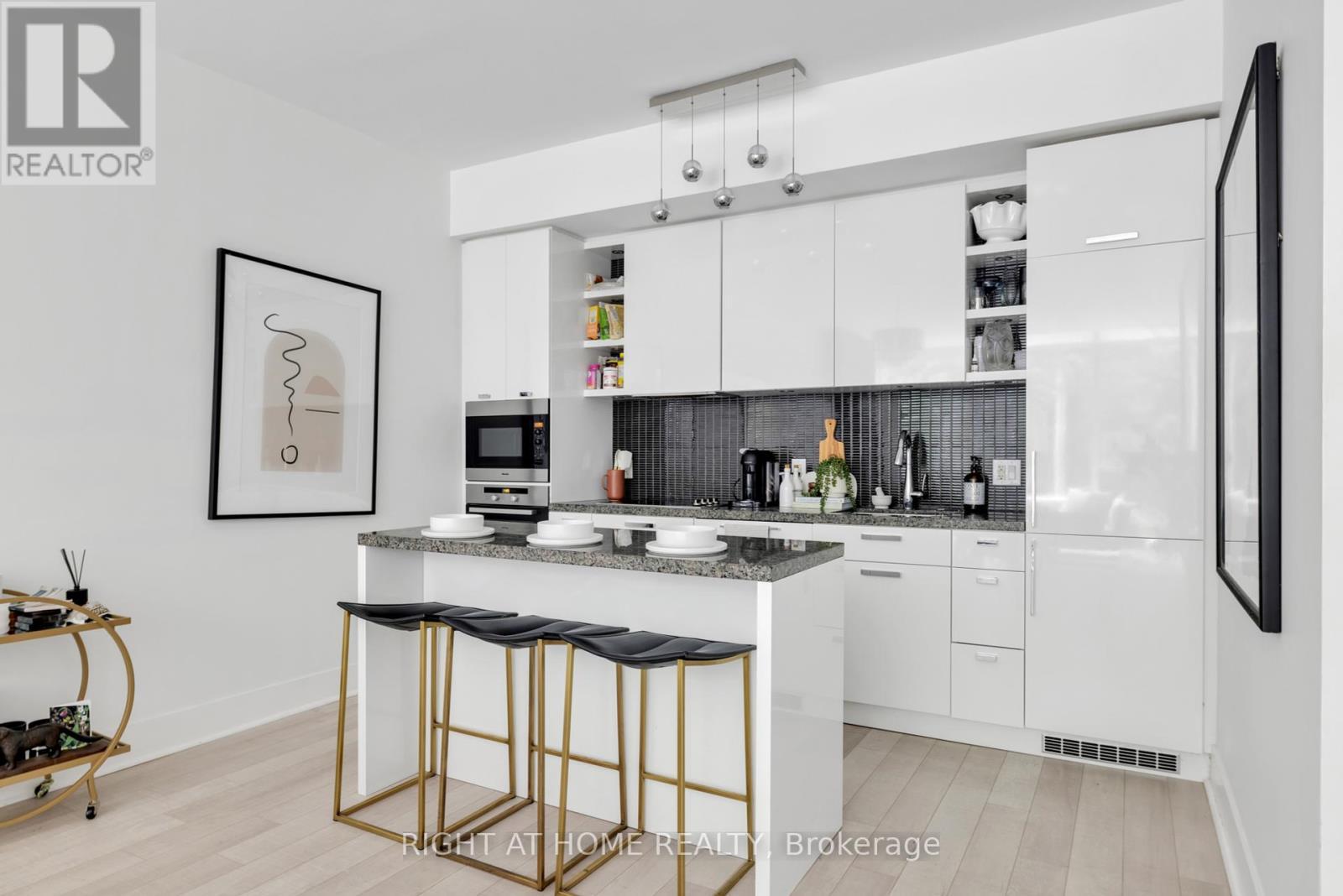 












TH 101 - 32 DAVENPORT ROAD

,
Toronto (Annex),




Ontario
M5R1H3

