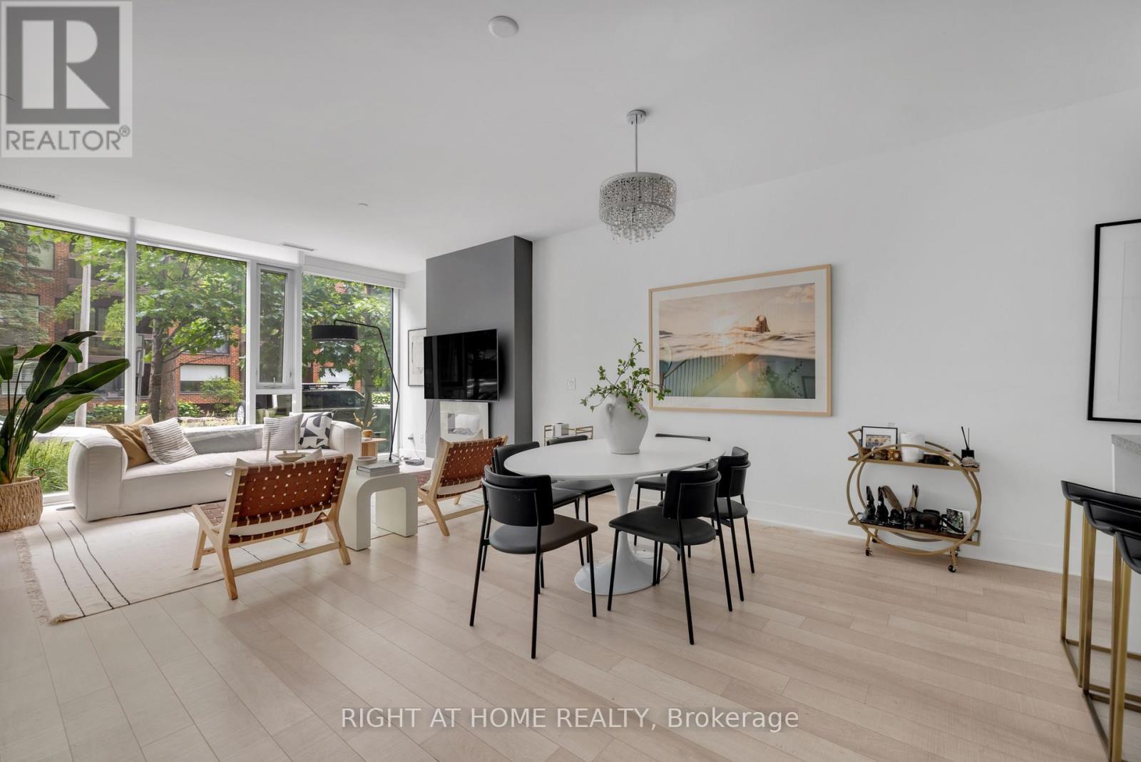 












TH 101 - 32 DAVENPORT ROAD

,
Toronto (Annex),




Ontario
M5R1H3

