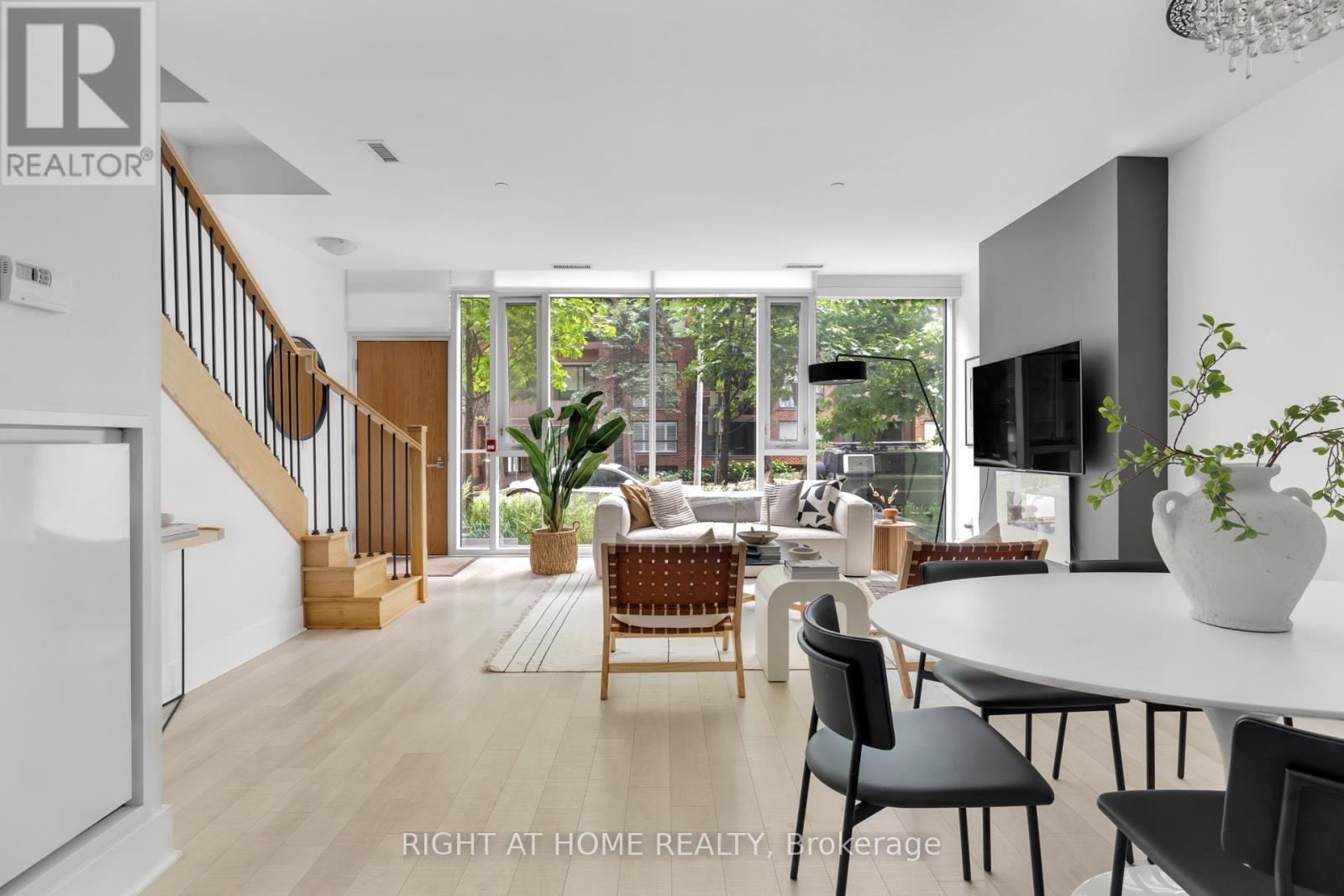












TH 101 - 32 DAVENPORT ROAD

,
Toronto (Annex),




Ontario
M5R1H3

