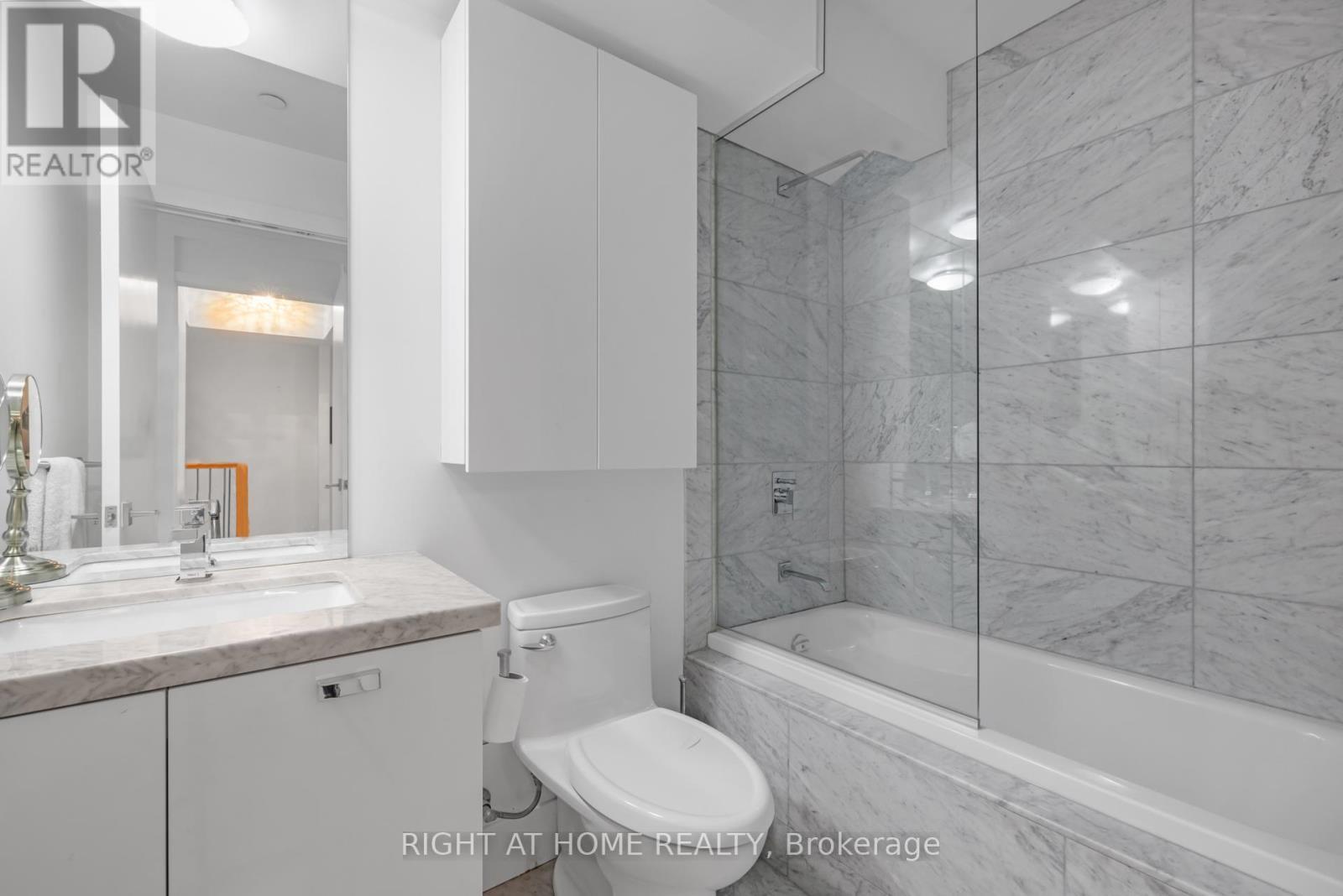 












TH 101 - 32 DAVENPORT ROAD

,
Toronto (Annex),




Ontario
M5R1H3

