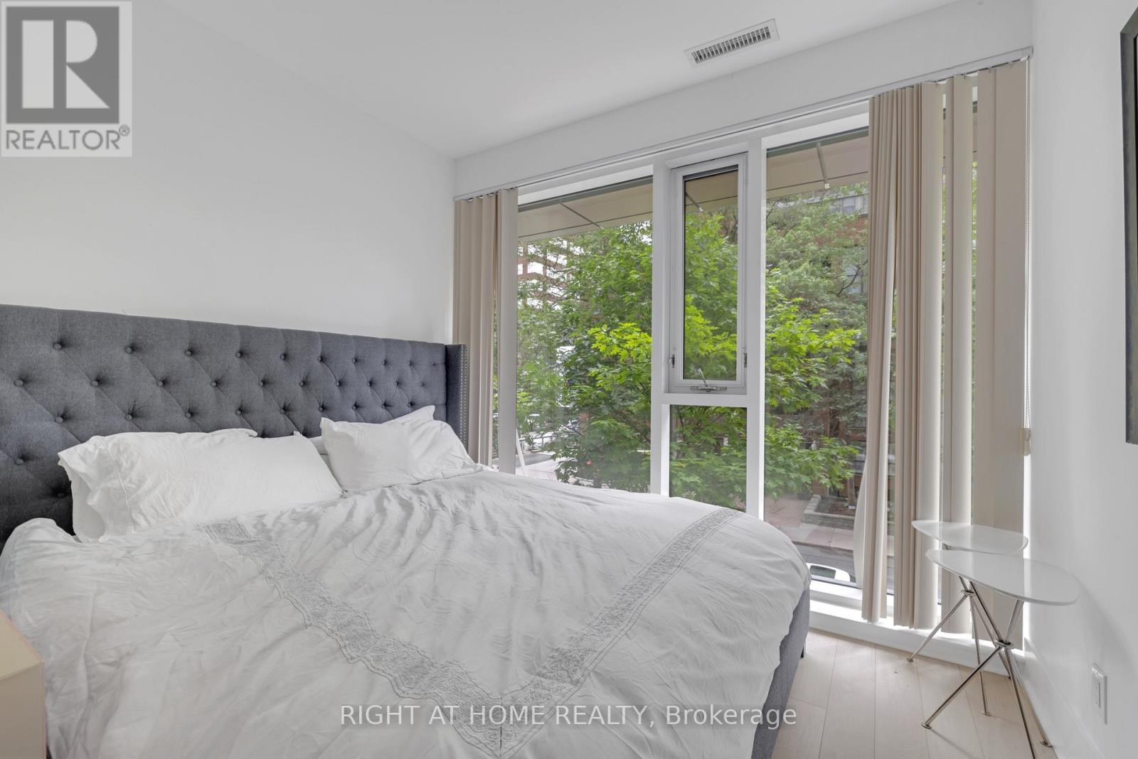 












TH 101 - 32 DAVENPORT ROAD

,
Toronto (Annex),




Ontario
M5R1H3

